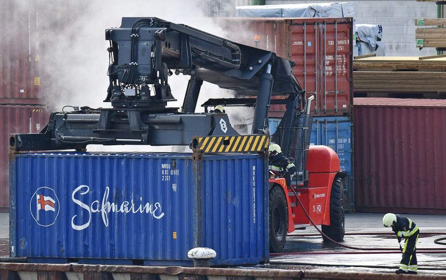 Containerheftruck in brand haven Harlingen