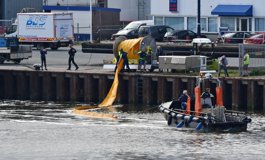 Containerheftruck in brand haven Harlingen