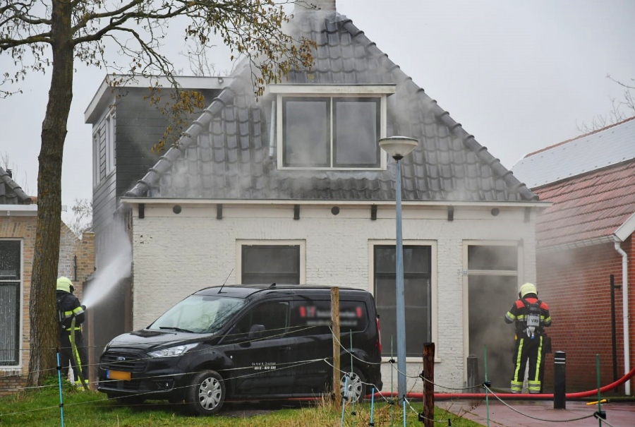 Dak woning in brand Tzummarum