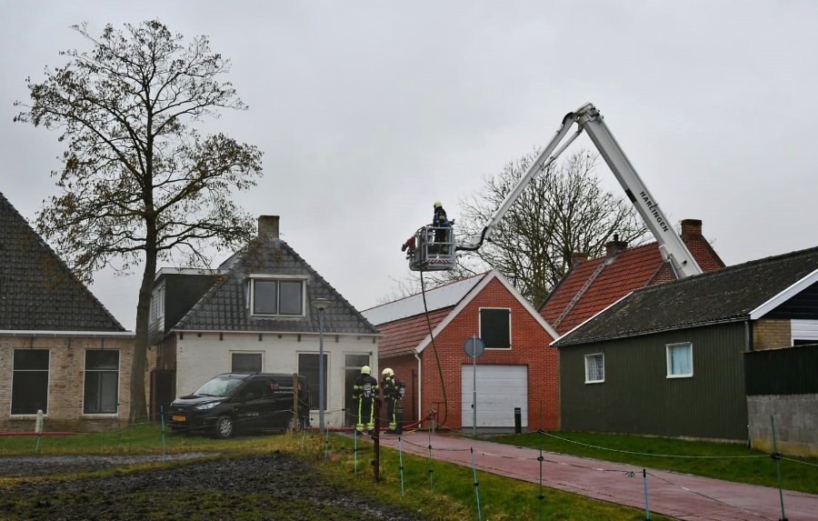 Dak woning in brand Tzummarum