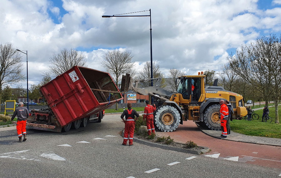 Container valt van vrachtwagen Harlingen