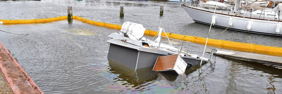 Kotter zinkt in Zuiderhaven Harlingen
