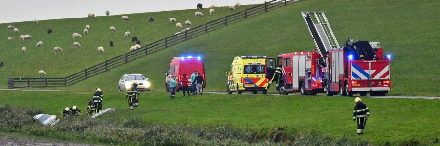 Auto in sloot Zeedijk Wijnaldum