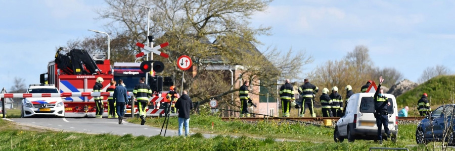 Trein botst met auto op overweg Harlingen