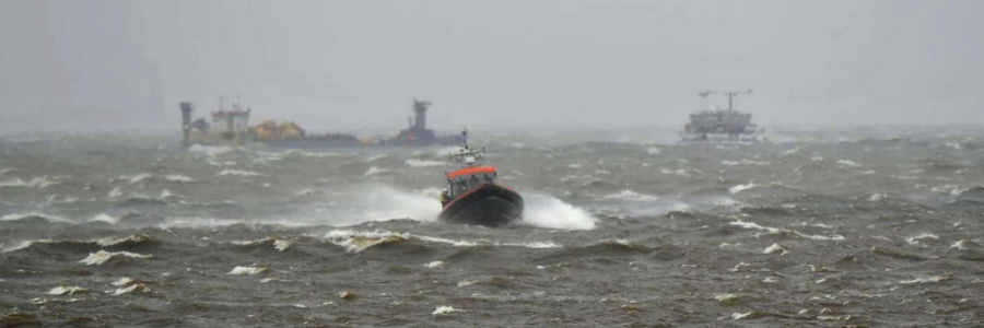 Binnenvaartschip Rehoboth in problemen IJsselmeer