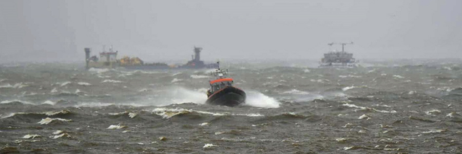 Binnenvaartschip Rehoboth in problemen IJsselmeer