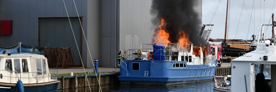 Motorjacht in brand Kanaalweg Harlingen