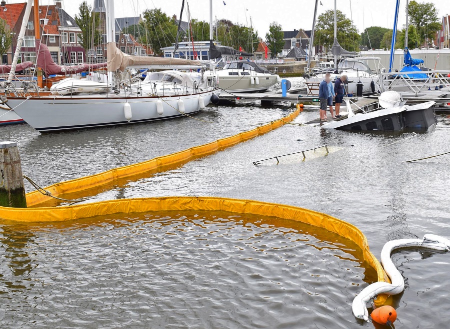 Kotter zinkt in Zuiderhaven Harlingen