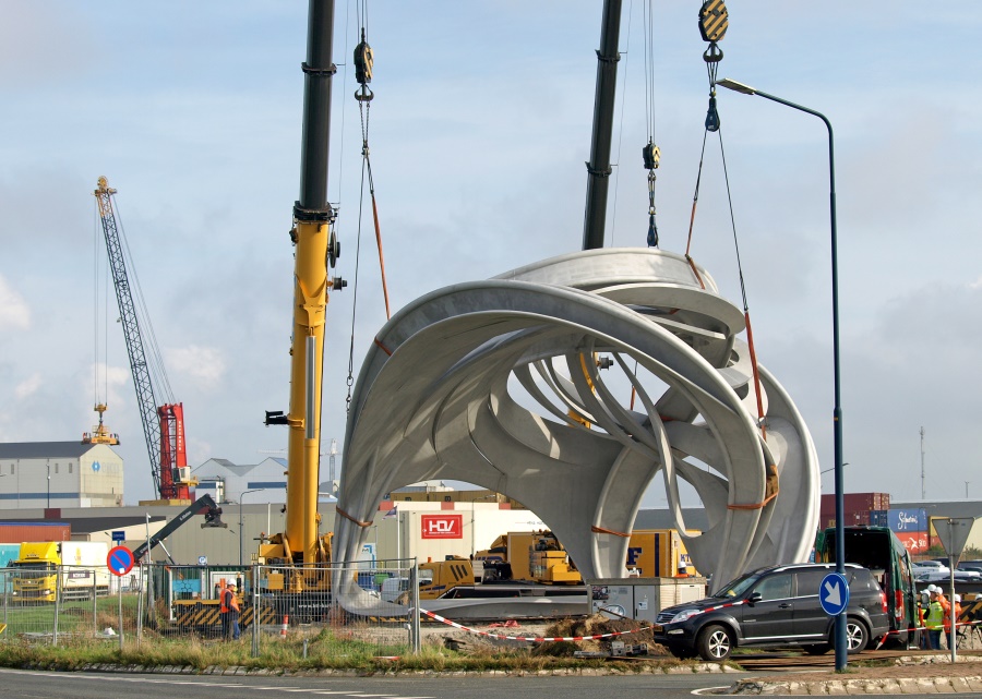 Kunstwerk 'Broken Jug' geplaatst in Harlingen