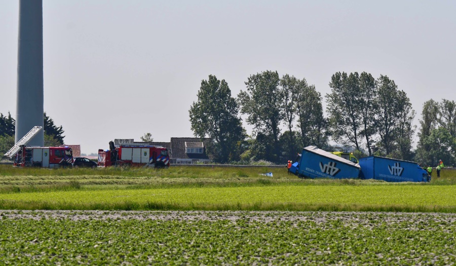 Vrachtwagen raakt van de weg A31 Midlum