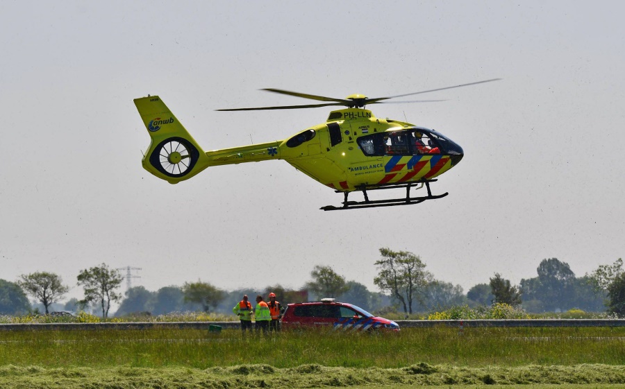Vrachtwagen raakt van de weg A31 Midlum