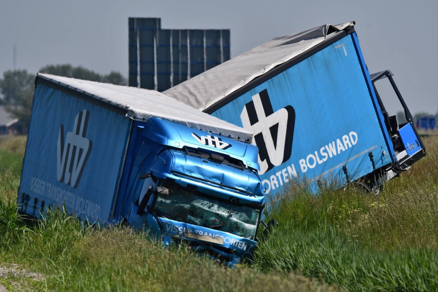 Vrachtwagen raakt van de weg A31 Midlum