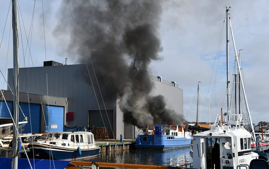 Motorjacht in brand  Kanaalweg Harlingen