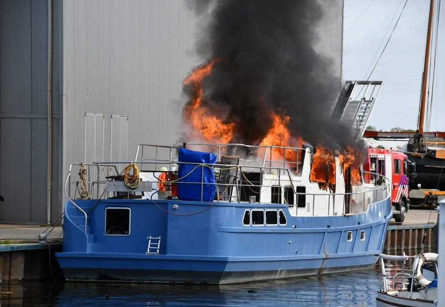 Motorjacht in brand  Kanaalweg Harlingen