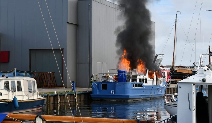Motorjacht in brand  Kanaalweg Harlingen