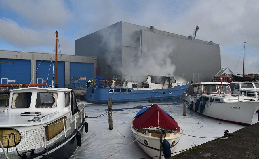 Motorjacht in brand  Kanaalweg Harlingen