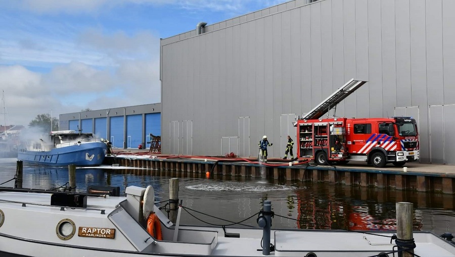Motorjacht in brand  Kanaalweg Harlingen