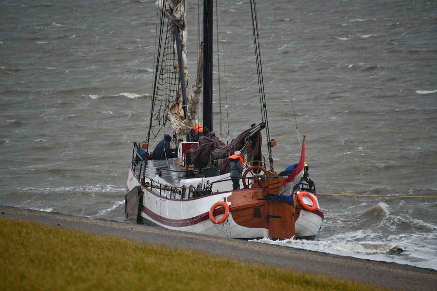 Charterschip strandt op zeedijk Harlingen
