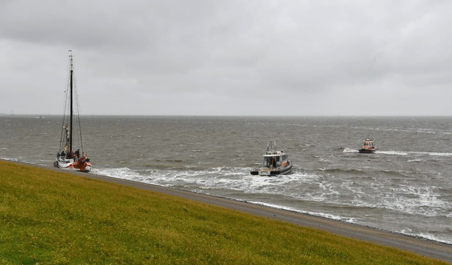 Charterschip strandt op zeedijk Harlingen