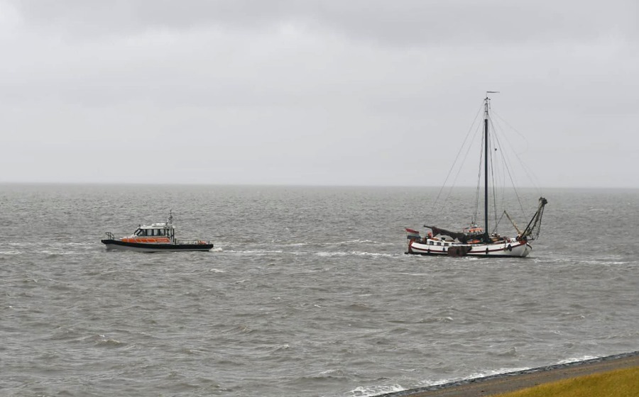 Charterschip strandt op zeedijk Harlingen