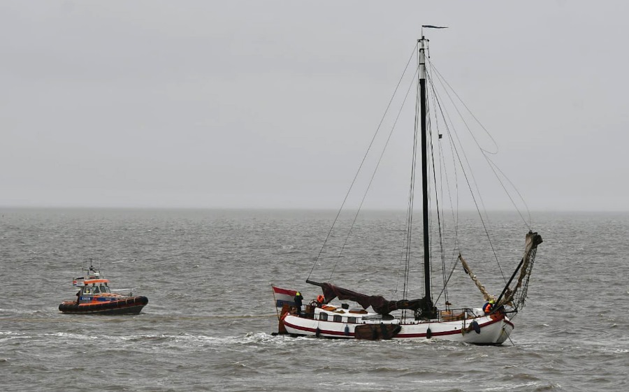Charterschip strandt op zeedijk Harlingen