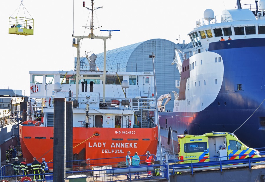 Man valt in ruim schip Harlingen