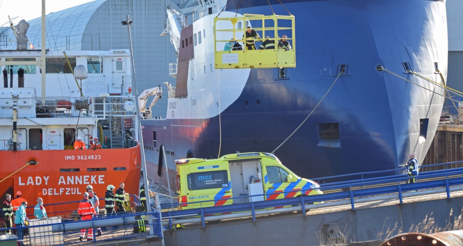 Man valt in ruim schip Harlingen