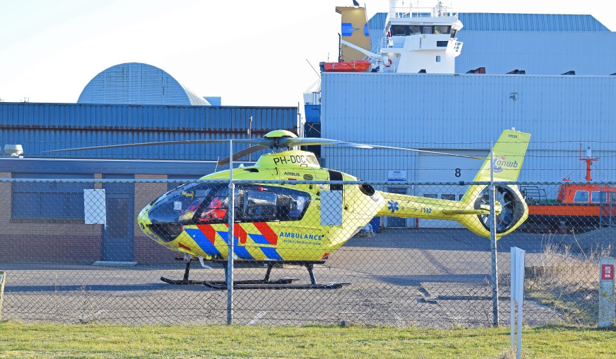 Man valt in ruim schip Harlingen