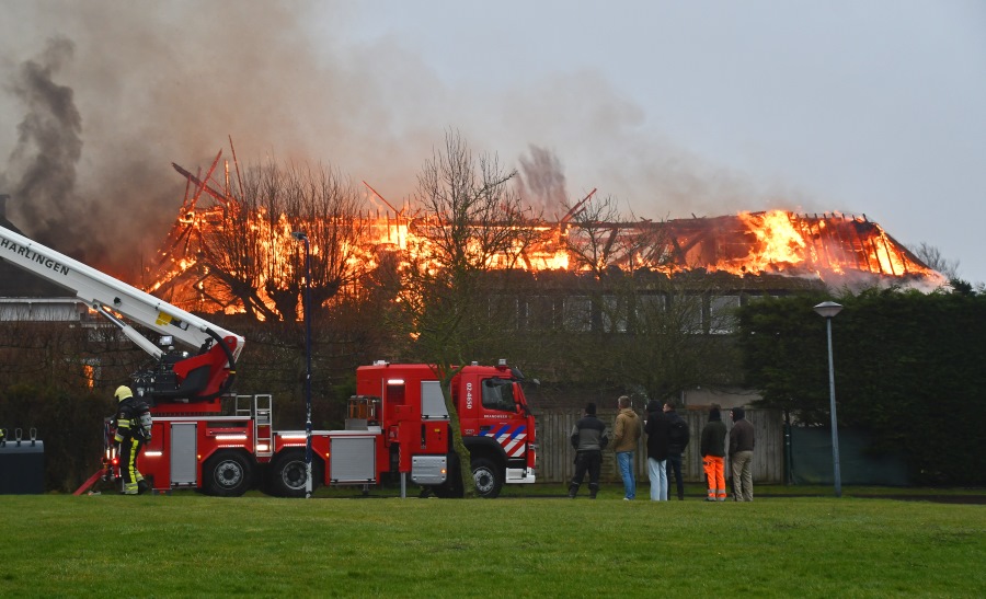 Grote brand boerderij Swaerderwei Tzummarum