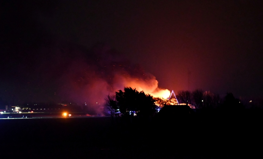 Grote brand Pingjum verwoest loodsen