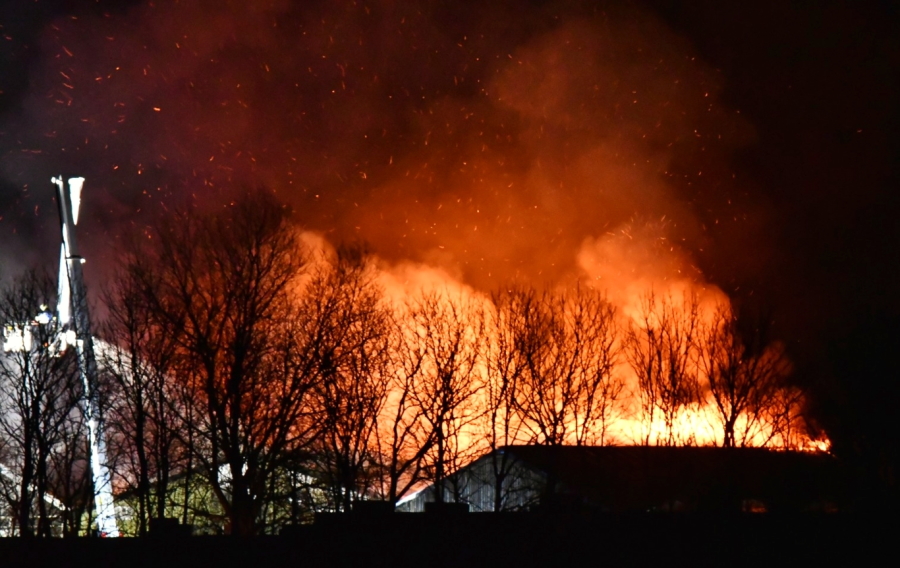 Grote brand Pingjum verwoest loodsen