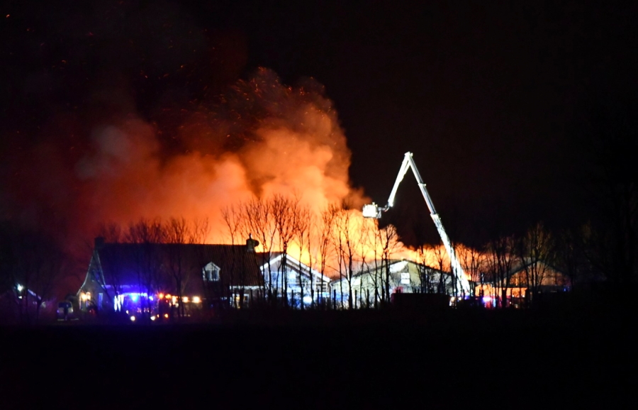 Grote brand Pingjum verwoest loodsen