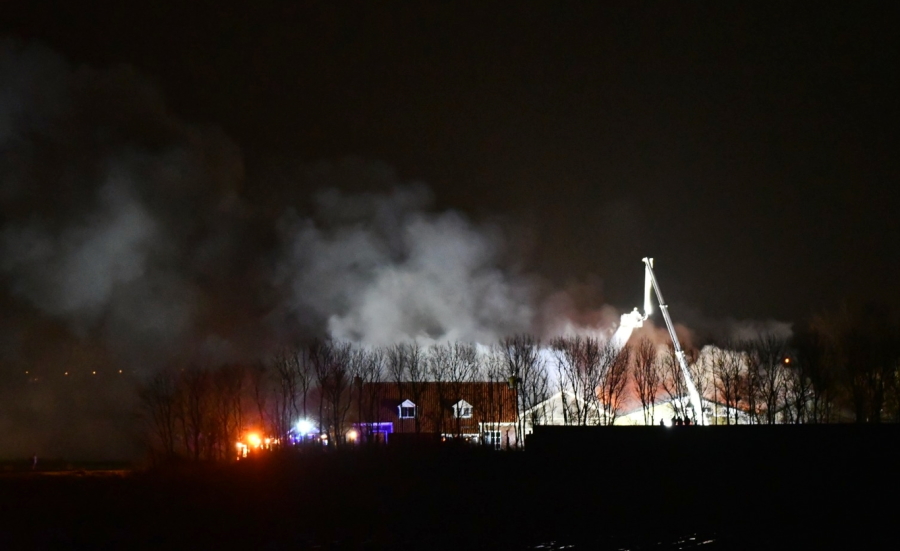 Grote brand Pingjum verwoest loodsen