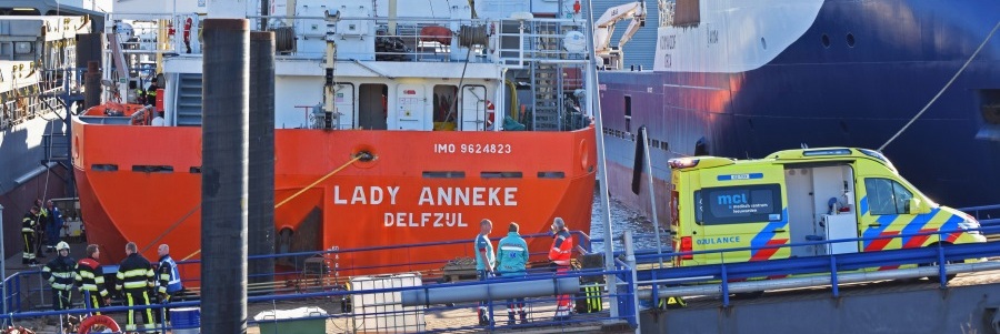 Man valt in ruim schip Harlingen