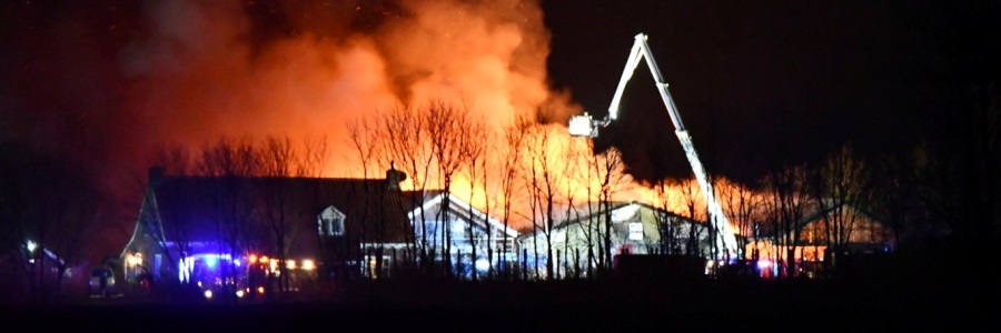 Grote brand Pingjum verwoest loodsen