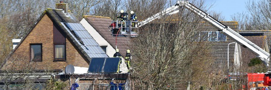 Zonnepanelen woning Kimswerd in brand