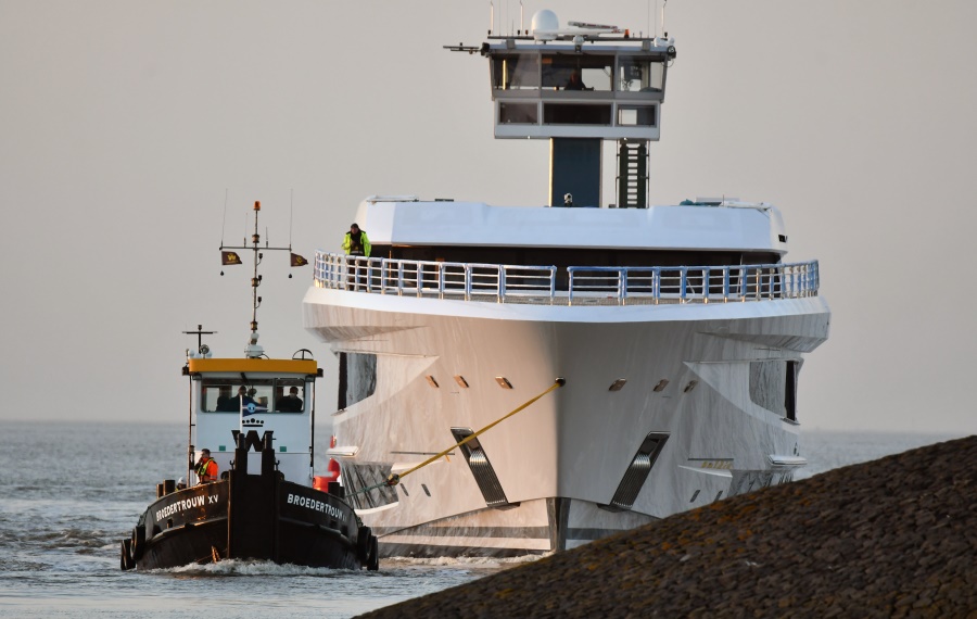 Superjacht Galactica arriveert in Harlingen