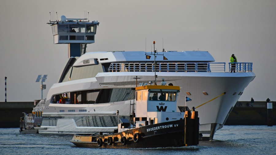 Superjacht Galactica arriveert in Harlingen