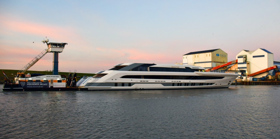 Superjacht Galactica arriveert in Harlingen