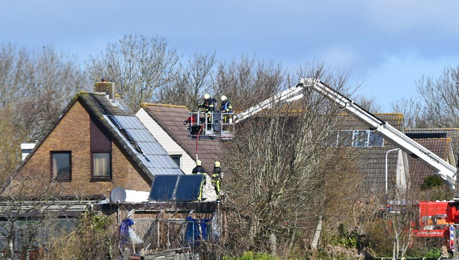Zonnepanelen woning Kimswerd in brand